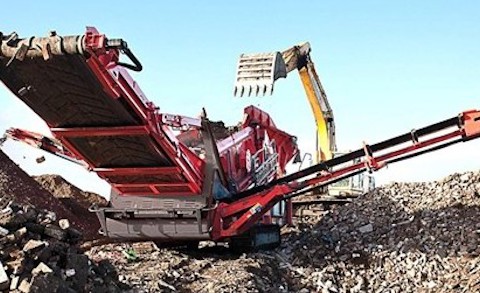 Sandvik QE441 Mobile scalper separating recycled material
