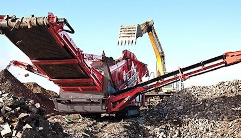Sandvik QE441 Mobile scalper separating recycled material