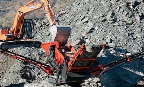 Sandvik QE341 Mobile scalper separating limestone