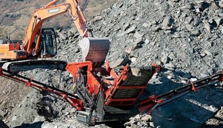 Sandvik QE341 Mobile scalper separating limestone
