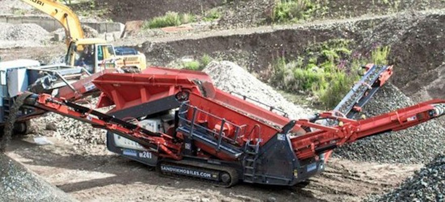 Sandvik QE241 Mobile scalper separating recycled material
