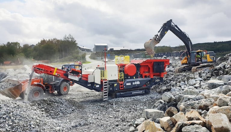 UJ440i mobile jaw crusher